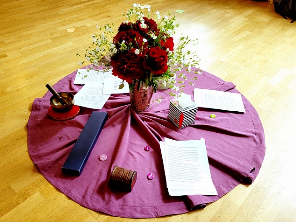 ifapp: lila Tischdecke auf dem Boden, darauf eine Vase mit Pfingstrosen