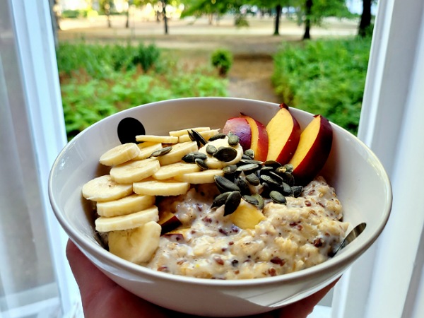 Porridge mit Nektarine und Banane