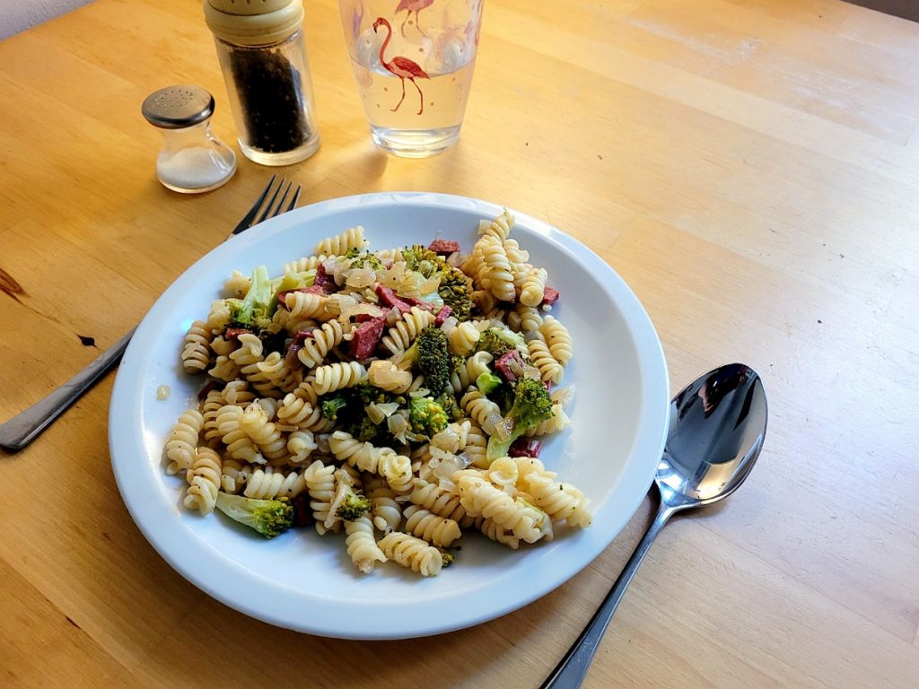 Mittagessen im Home office: Nudeln mit Broccoli