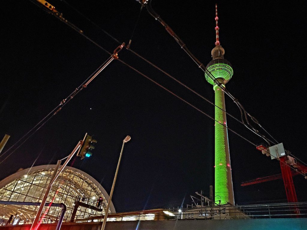 Fernsehturm am Alexanderplatz bei Nacht