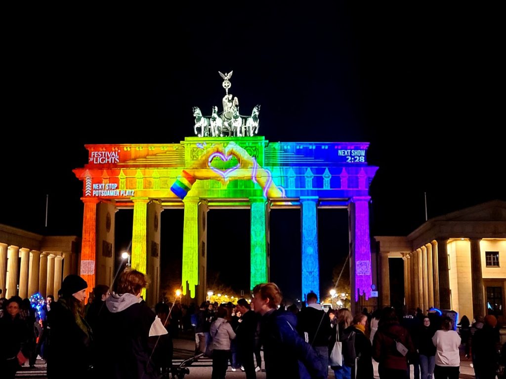 Brandenburger Tor in Regenbogen-Farben