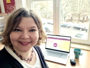 Djuke Nickelsen am Laptop, der die Webseite des ifapp zeigt