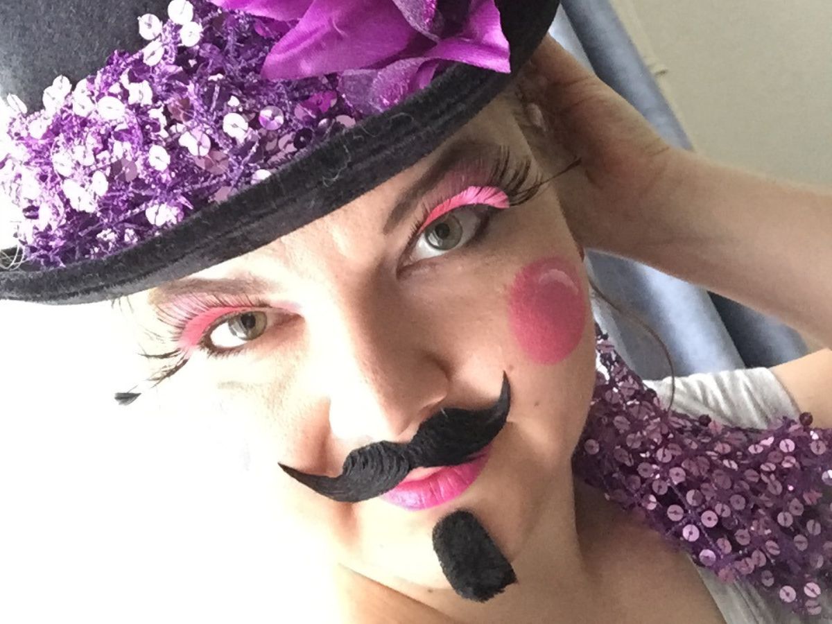 Genderfluid - Djuke im Drag Outfit beim Eurovision Song Contest
